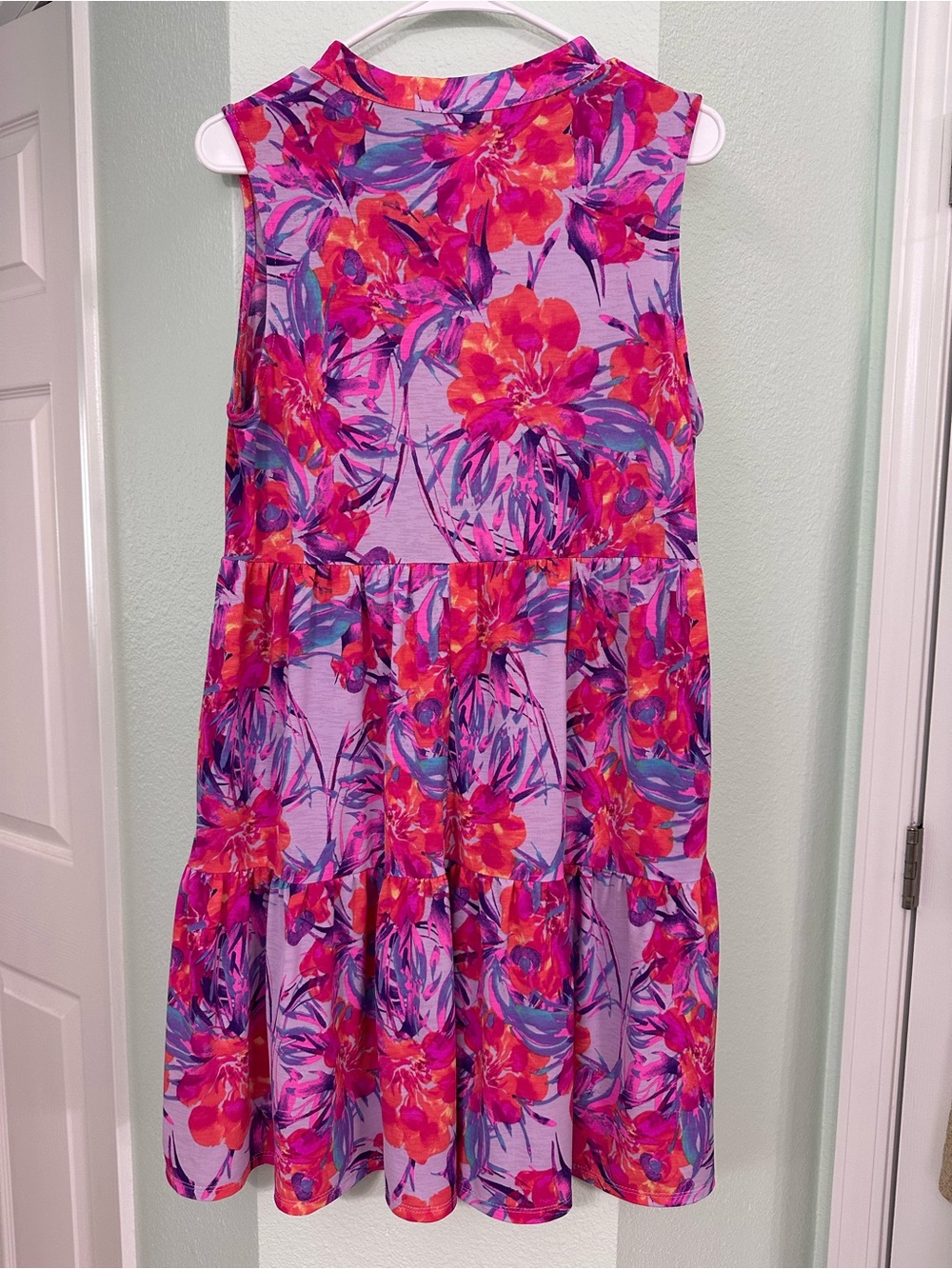 Dear Scarlett Vibrant Floral V-Neck Dress Medium - Picture 5 of 6